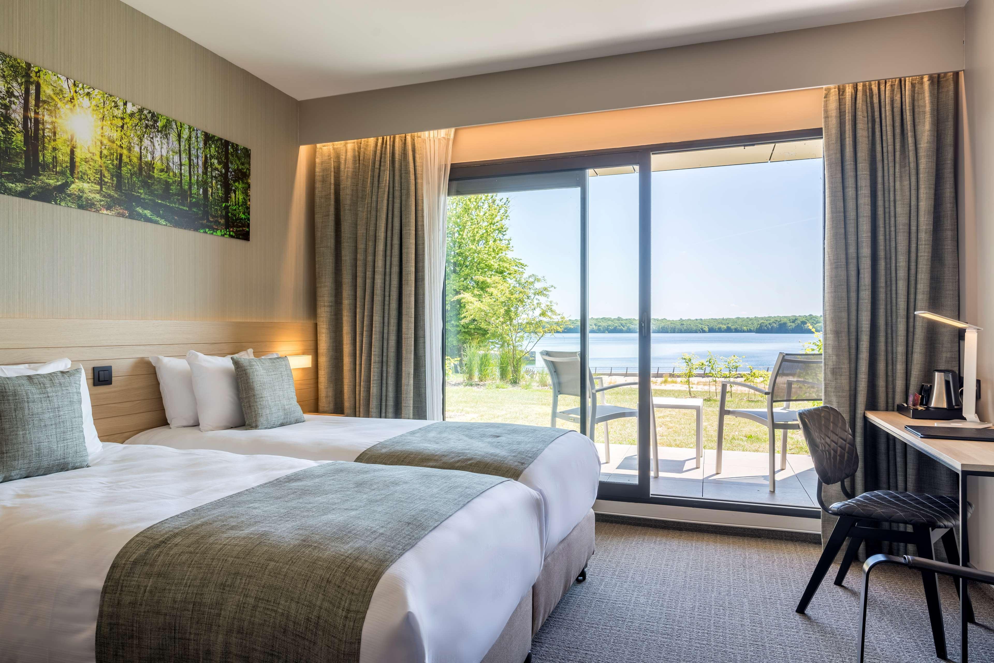 Golden Lakes Hotel Boussu-lez-Walcourt Bagian luar foto